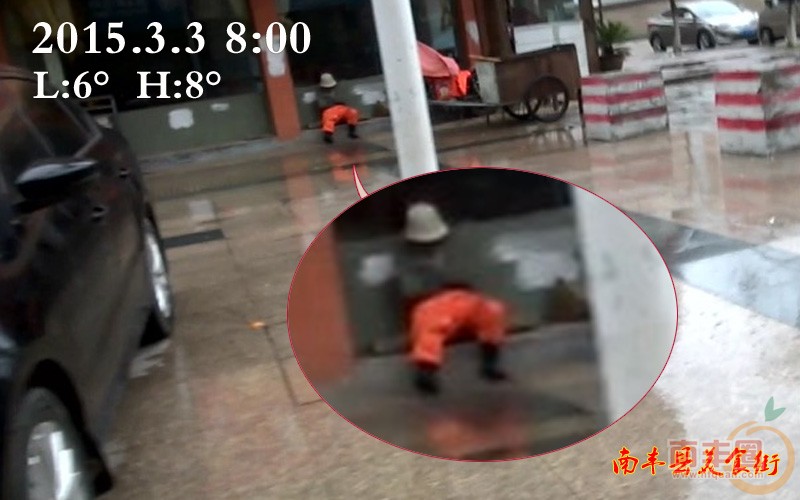 早上雨中疲劳的清洁工.jpg